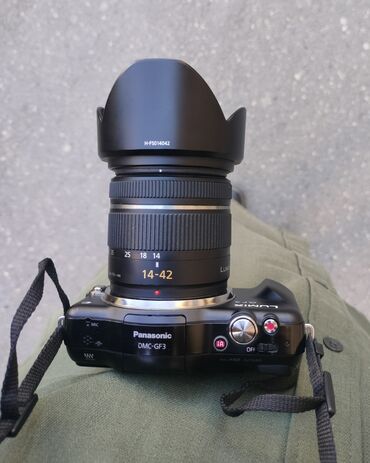 fotoaparat icarə: Fotoaparat - Lumix GF3 12 Megapiksel. Üzərində lensi, adapteri