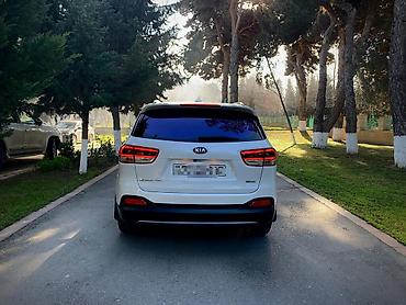 киа соренто: Kia Sorento – ağ rəngli, geniş və rahat SUV. Əsas xüsusiyyətlər: - — 2