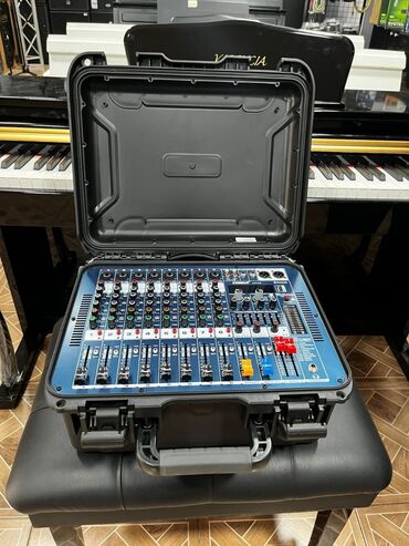 Mikrofonlar: Portativ qara çamadan içərisində yerləşən bu audio mikser, səslərin