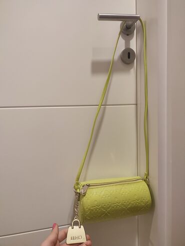 Tašne:    LIU. JO torbica original kivi boje. Idelna za kombinivanje