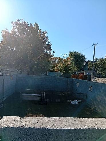 Продажа коттеджей и домов: Уй сатылат 📍кемин орловка шаарында участак 12 сотый чон Уй 4 комната — 26