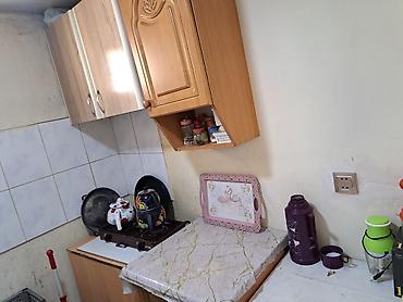 Daşınmaz əmlak: Ünvan olaraq Yeni Yasamal, İnşaatçılar metrosuna yaxın yerdədi.Evin — 8