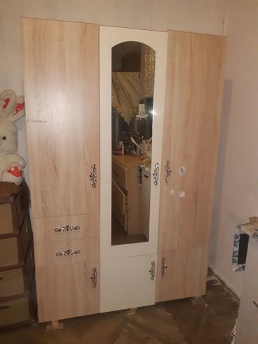 Çaydanlar: Açılan, 3 qapılı Düz dolab, Şifonyer