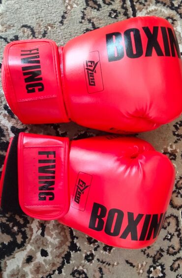 мужские спортивные: Продаются боксерские перчатки Размер:12 Доставка по городу КАРАКОЛ