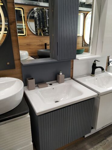 Hamam üçün aksessuarlar: Qara rəngli şkaflı ağ rəngli lavabo dəsti. Funksional saxlama üçün