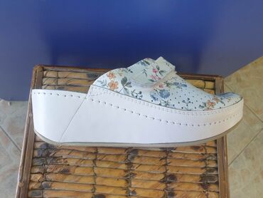 Papuče: Kozne anatomske klompe 
Cena 3950 din 36-41 — 4