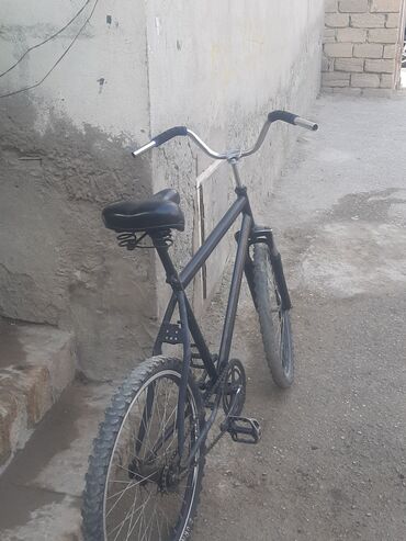 Şəhər velosipedləri: Unisex velosiped, qara rəngdə möhkəm çərçivəyə malikdir. Bu velosiped