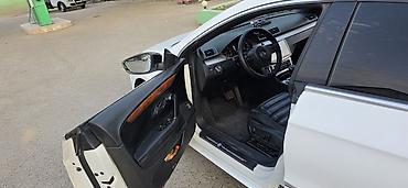 passat 2002: Volkswagen Passat CC, ağ rəng, kupeli-sedan gövdə. - Qara panoramik — 2