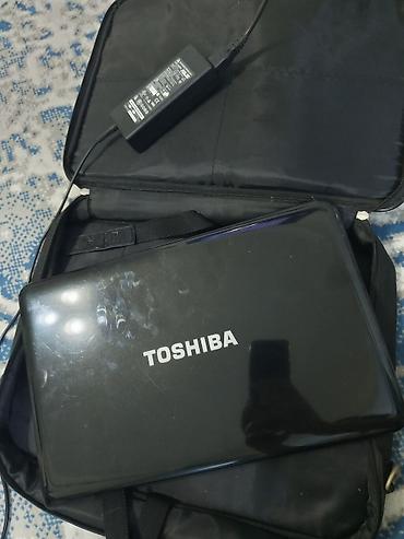 en ucuz komputer: Toshiba noutbuk – qara rəngdə, parlaq qapaqlı korpus. Üzərində — 1
