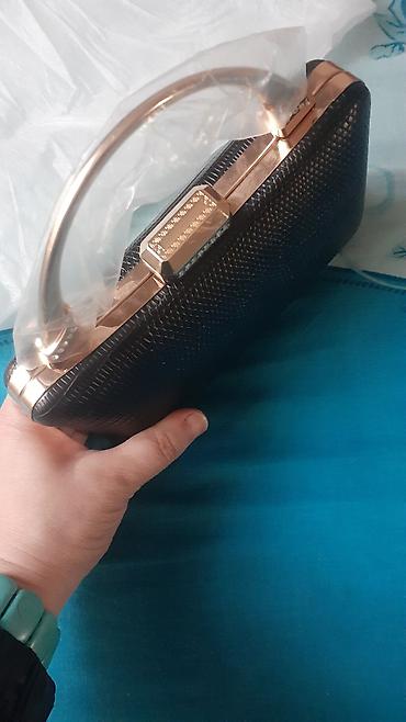 Çantalar: Zərif qızılı rəngli metal tutacaqlı qara rəngli teksturalı klac — 2