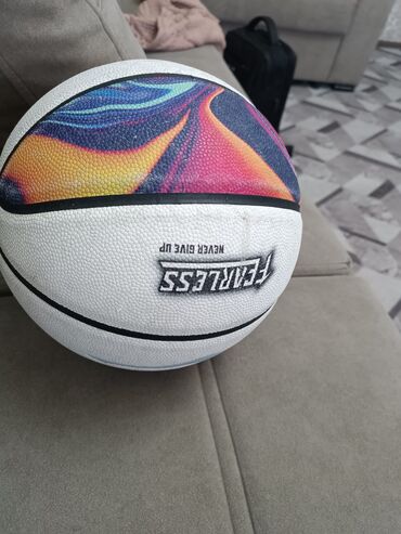 футболки спортивные: Продаю хороший оригинальный баскетбольный мяч бра его за 4300