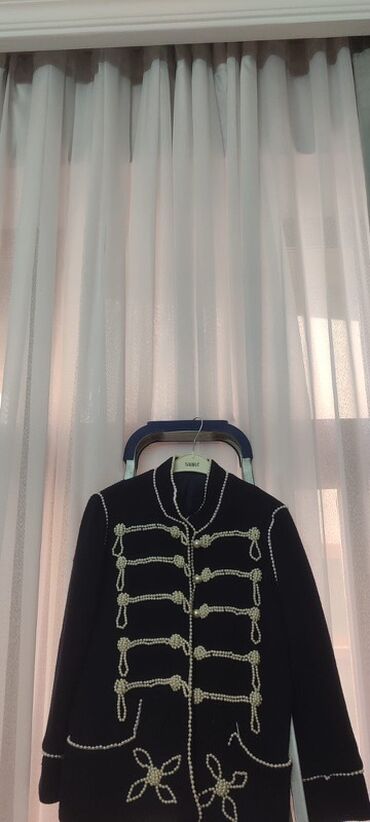женские удлиненные жилетки: Qadın geyimləri dəsti - Qara rəngli, uzunqol jaket: Ön hissədə