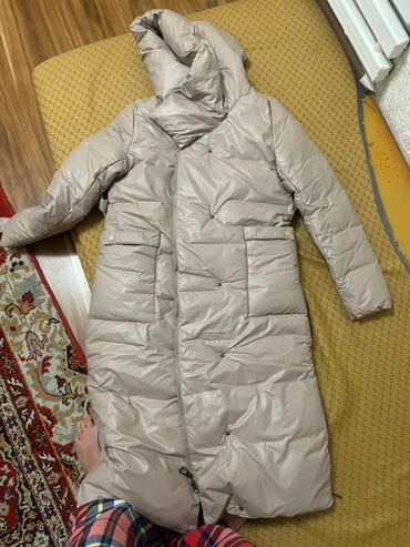 детская зимняя куртка: Продаю зимнюю куртку, длина ниже колена размер L, бежевого цвета, цена