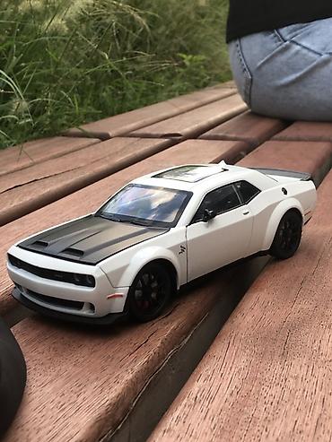 challenger: Metal Dodge Challenger SRT - Korpus: ağ rəng, qara kapot və dam — 1