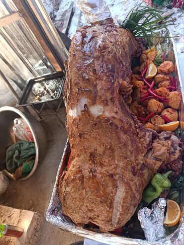 Готовые блюда, кулинария: Целая запеченная тушка (предположительно ягненка/барашка) на большом — 2