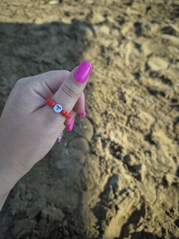 Üzüklər: Muncuqlu üzükler bürclerle cütü 1 manat,sadesi 0,50 qepik.her rengi — 18