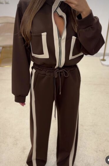 Gornji i donji deo: Damski komplet – braon trenerka sa dekorativnim kontrastnim detaljima — 9