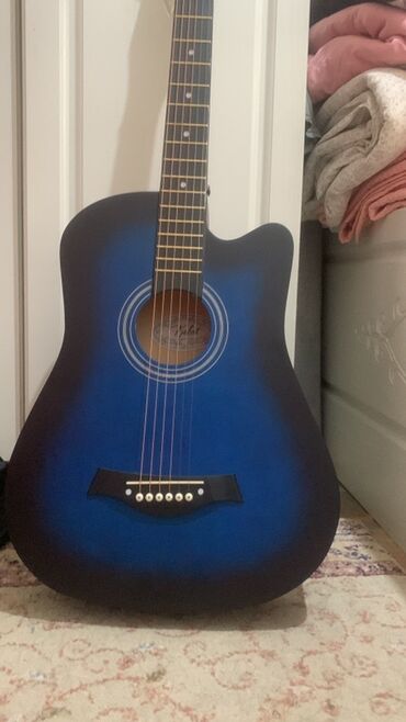 электрогитара для начинающих: Акустическая гитара с вырезом (cutaway), шестиструнная. С комплектом