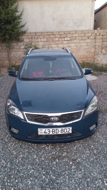 Çəngəllər: Tünd göy rəngli Kia Cee'd universal avtomobili, damında yük daşımaq
