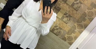 Зарядные устройства: Ağ rəngli qadın bluzası - Model: V-yaxa, qüsursuz büzməli kəsi̇m; bel
