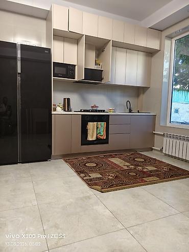 silver kitchen: Кухонный гарнитур современного дизайна с полной стеновой линией - — 2