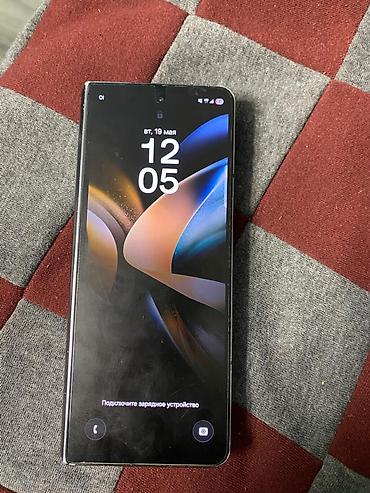 Samsung: Samsung Galaxy Fold 4 — 4