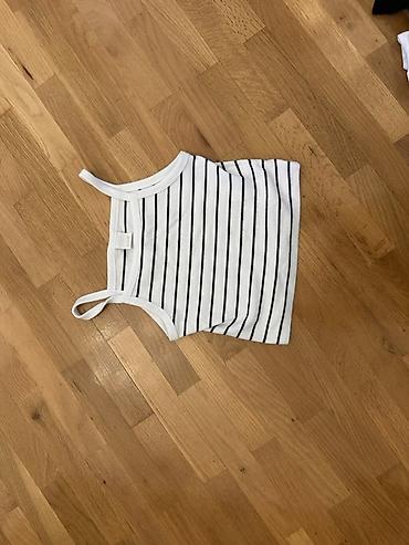 parca salvar: Ağ rəngli, incə qara zolaqlı qadın maykası (tank top) - Model: iki — 1
