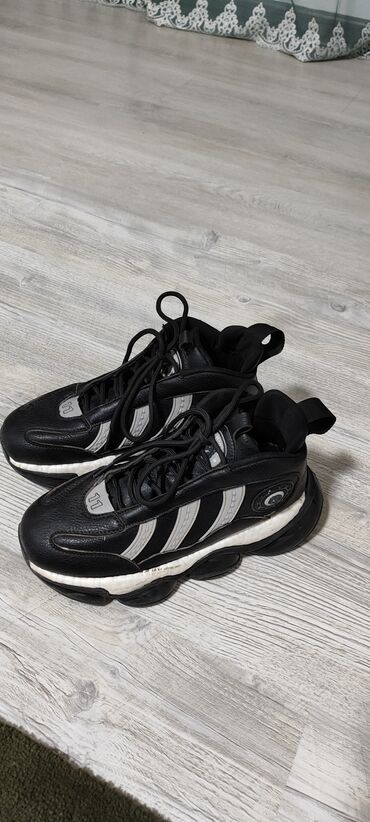 черная обувь: Кроссы (весна осень) в отличном состоянии 37р Уни
