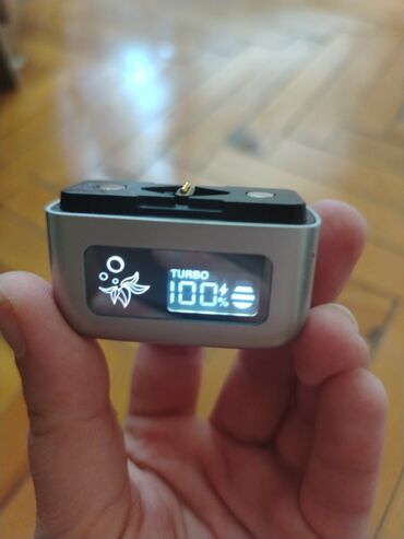 Qəlyan, vayp və aksesuarları: Bu, rəqəmsal ekranlı yığcam, açıq boz rəngli elektron siqaret