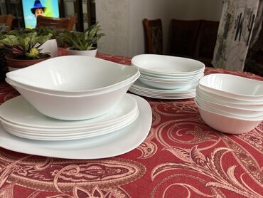 Наборы посуды: Набор белой тарелок, материал какой точно не знаю, но кажется орг