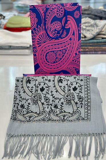 Baş geyimləri: Şarf qutuda - Brend: Louis Vuitton – monoqram naxışlı, təmtəraqlı — 17