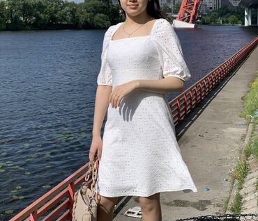 летнее платье с капюшоном: Белое летнее платье А-силуэта с квадратным вырезом и укороченными