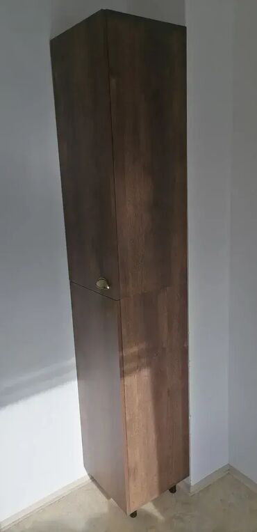 Ormari: Cipelarnik 23 Materijal: Univer debljine 18 mm u belom dekoru. Tamni — 5