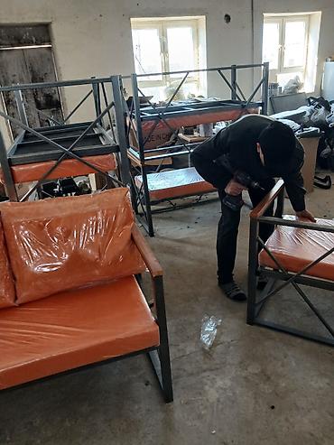 Divanlar: Metal konstruksiyalı iki nəfərlik divan. Qara rəngli metal çərçivə — 2