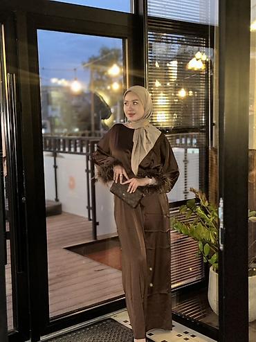 Вечерние платья: Платье-абайя с перьями на манжетах - Свободный прямой крой, длина в — 12