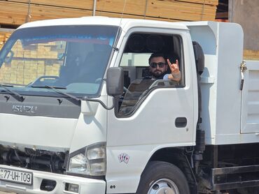 Yük maşınları: İsuzu markalı, ağ rəngdə kiçik tonnajlı yük maşını. Yük daşımaq üçün