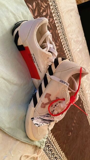 Босоножки, сандалии, шлепанцы: Məhsul: Off-White “Vulcanized” unisex krossovkalar - Rəng: ağ əsas