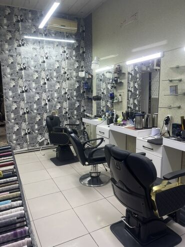 вешалки для одежды напольные оригинальные: İçində əşyalarla bbirlikdə arenda verilir ustalarda içində var