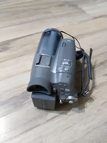 Video kamere: 1. Panasonic NV-GS75 - Camcorder - 540 Kpix - optical zoom: 10 x - — 11