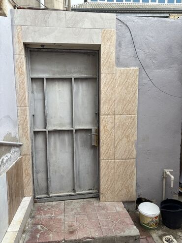 Binalar: Binəqədi rayonu, mərkəzə yaxın ərazidə həyət evi satılır. Ev 2 — 3