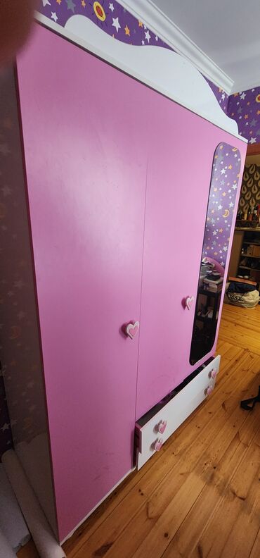 купить бу шкаф для одежды: Uşaq/yeniyetmə otağı üçün 3 qapılı geyim dolabı - Rəng: çəhrayı-ağ -