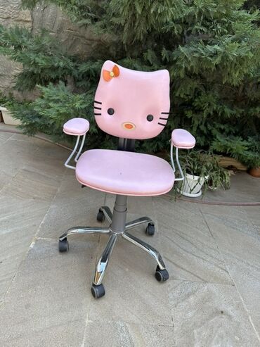 Столы: Hello Kitty personajının dizaynı ilə çəhrayı rəngli fırlanan kreslo