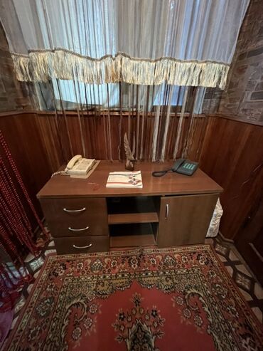 компютерные кресла: Письменный стол из ЛДСП с тумбой и открытыми полками. Характеристики