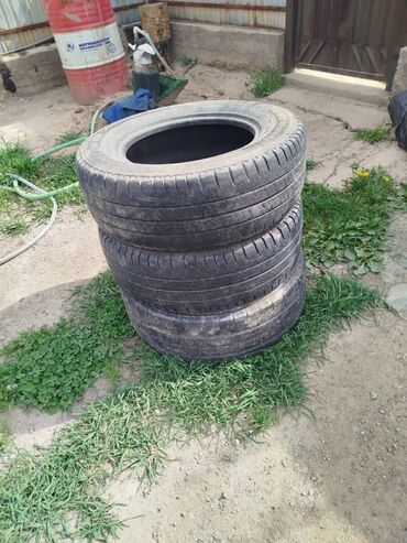 купить шины 23565 r16c: Три автомобильные шины размера 235/65R16C. Подходят для использования