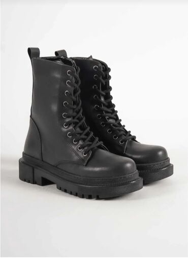 ботинки сапоги: Qadınlar üçün qara dərili lace-up qoşabı (combat) çəkmələr - Klassik