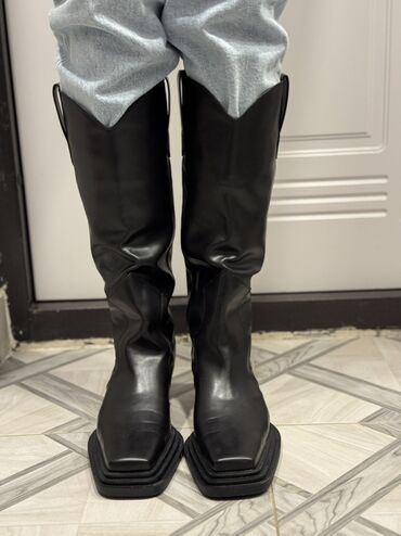 hündür çəkmələr: Original Charles&Keith istifadə olunmamış. 39 ölçü. Satılır çünki