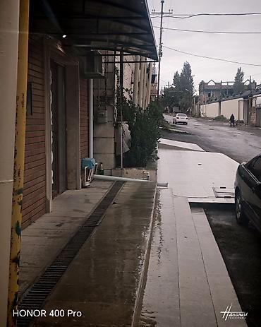 Həyət evləri və villaların satışı: Satılır: həyət evi. 6 sootda 2 ev. biri 2 mertebe. altında 3 tükan — 12