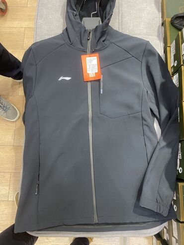 пуховик тёплый: Мужская софтшелл-куртка Li-ning с капюшоном, тёмно‑серая