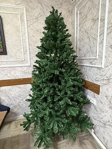 Искусственная новогодняя елка - Высота примерно 1.90-2 м (визуально