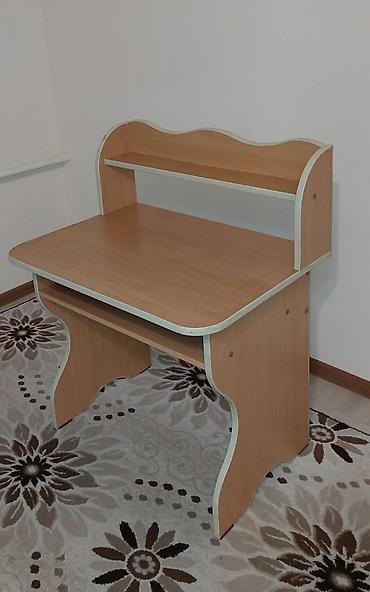 детский стол для учебы: Компьютерный стол, Б/у, С полками — 1